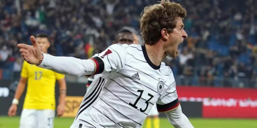 Funktioniert auch als Joker: Thomas Müller bejubelt sein Tor zum 2:1 gegen Rumänien. Foto: Marcus Brandt/dpa