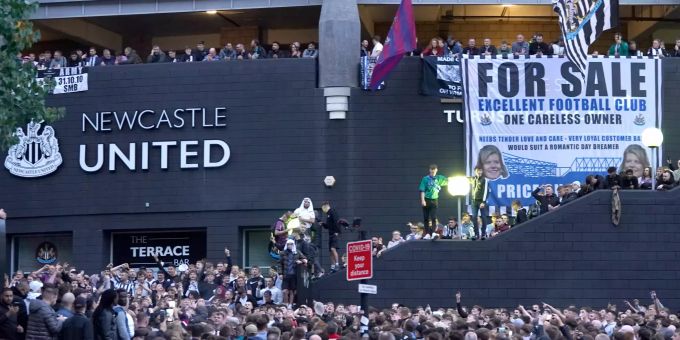 Vor dem St James' Park feiern die Anhänger von Newcastle United die Übernahme durch das saudische Konsortium. Newcastle United