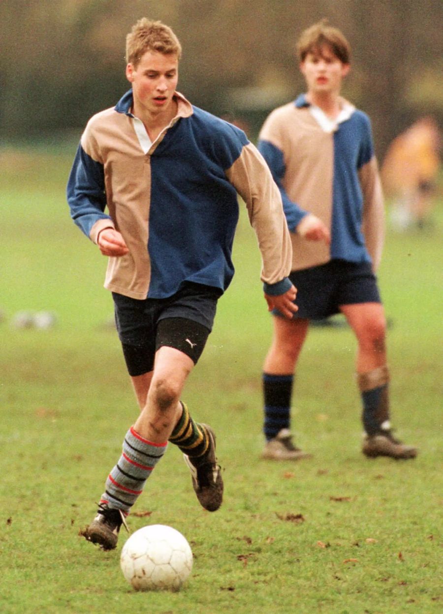 Prinz William spielt Fussball.