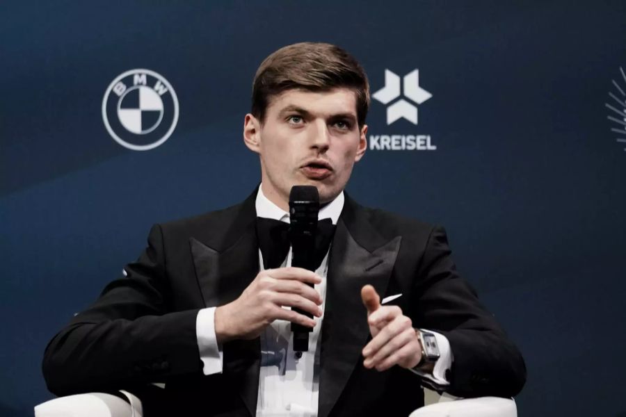 Max Verstappen spricht auf der FIA-Gala am Donnerstag.