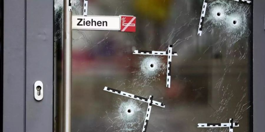 Markierte Einschusslöcher an einer Tür am Tatort nach dem Terroranschlag im Wiener Stadtzentrum. Foto: Matthias Schrader/AP/dpa