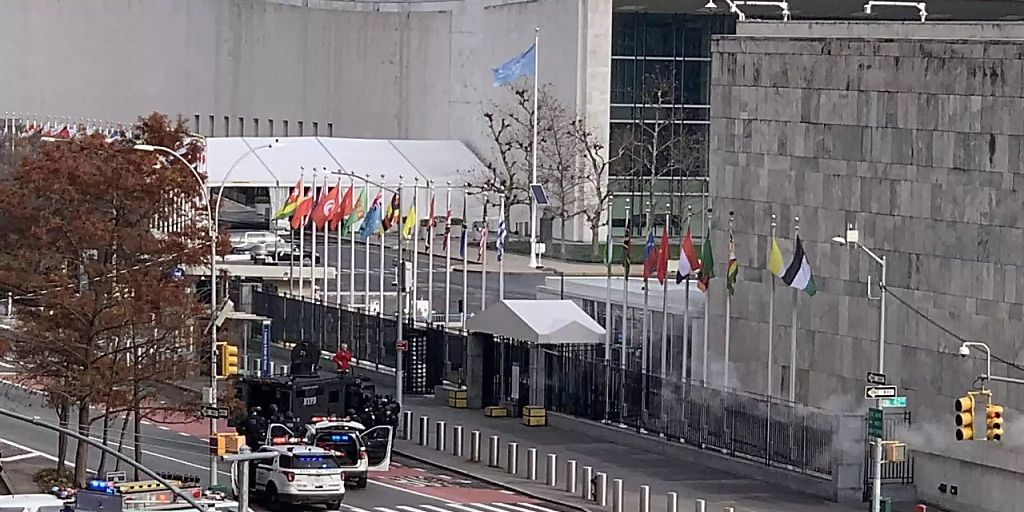 Man with gun in front of UN headquarters in New York