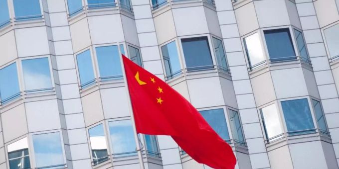 Die chinesische Fahne weht am Botschaftsgebäude der Volksrepublik China in Berlin. Foto: Alex Ehlers/zb/dpa Die chinesische Fahne weht am Botschaftsgebäude der Volksrepublik China in Berlin. Foto: Alex Ehlers/zb/dpa