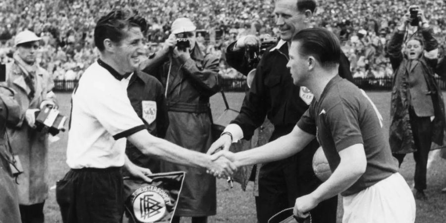 Fritz Walter (Deutschland) und Ferenc Puskas (Ungarn) beim Handshake vor dem WM-Final 1954.