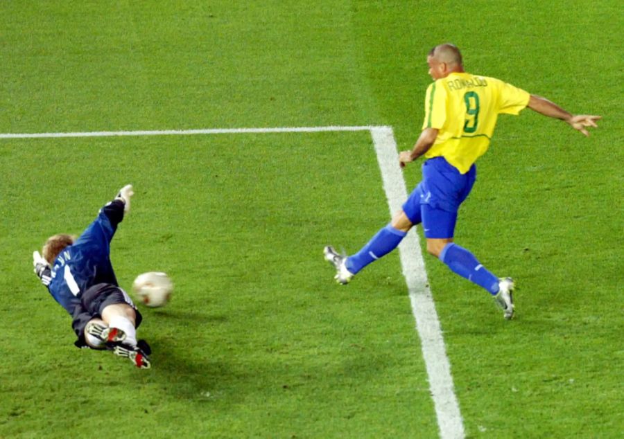 Im Endspiel gegen Brasilien lässt er einen Rivaldo-Schuss nach vorne prallen, Ronaldo staubt ab.