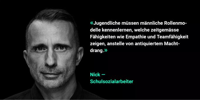 Als Schulsozialarbeiter berät Nick täglich Schülerinnen und Schüler, Erziehungsberechtigte und Lehrpersonen, führt diverse präventive Projekte, leitet sozialpädagogische Interventionen, leistet Aufklärungsarbeiten oder hält Vorträge über neue Medien. Männer in sozialen Berufen