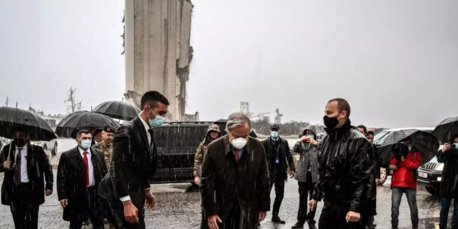 UN-Generalsekretär Antonio Guterres legt einen Kranz am Ort der Explosion im Hafen von Beirut nieder. Bei der Detonation waren im vergangenen Jahr mehr als 190 Menschen gestorben. Foto: Marwan Naamani/dpa