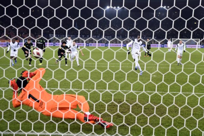 Assan Ceesay trifft für den FC Zürich vom Penaltypunkt. Cassey