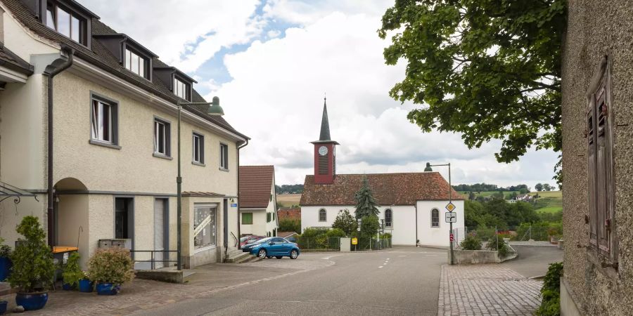 Der Dorfkern Schönenbuch mit der römisch-katholischen Kirche St. Johannes der Täufer.