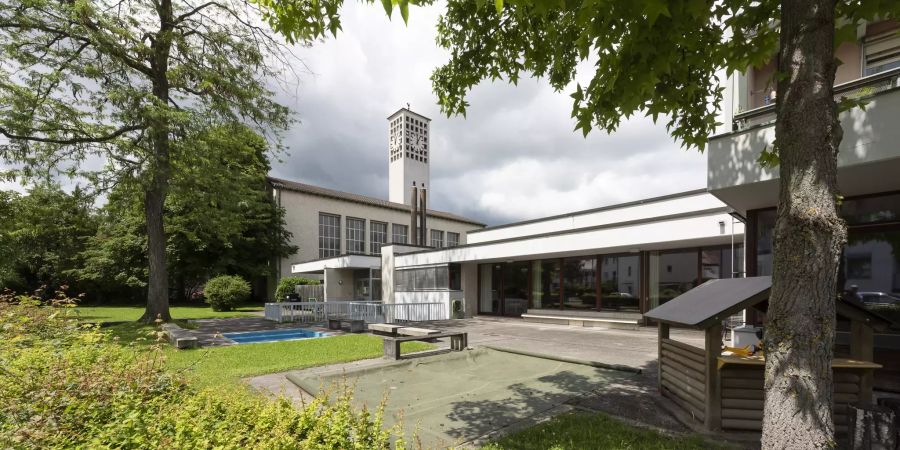 Die reformierte Kirche und das Calvinhaus in Allschwil.