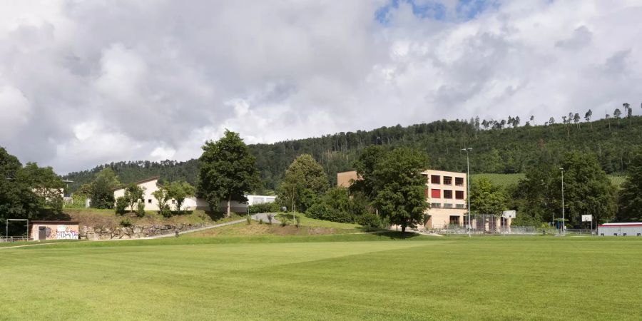 Die Primarschule in Zwingen am Friedhofweg 11.