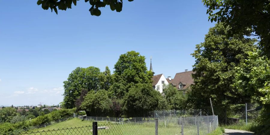 Reformierte Kirche St. Margarethen in Binningen. Wahrzeichen der Gemeinde; Kulturdenkmal mit Winkelhakengrundriss.