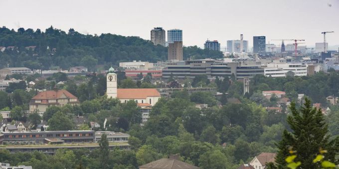 Münchenstein. Blick auf Industrie (Dreispitz/Basel am rechten Bildrand) und Schulhaus und katholische Kirche St. Franz Xaver. Münchenstein. Blick auf Industrie (Dreispitz/Basel am rechten Bildrand) und Schulhaus und katholische Kirche St. Franz Xaver.