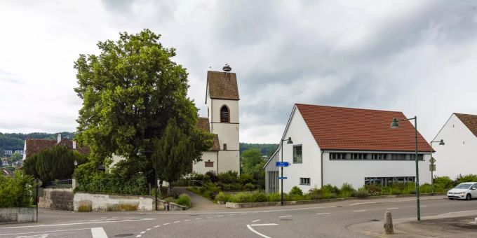 Die reformierte Kirche mit Storchennest in Biel-Benken. Die reformierte Kirche mit Storchennest in Biel-Benken.