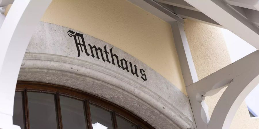 Inschrift des Amtshaus Dornach im Torbogen.