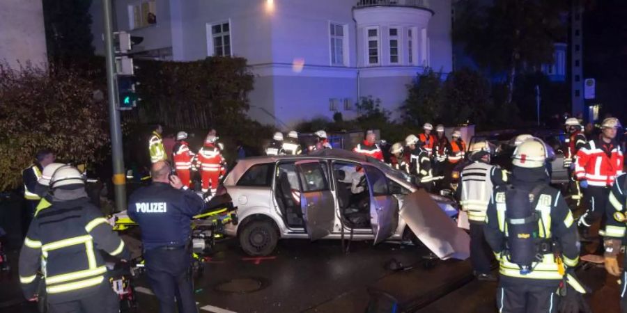 Rettungskräfte am Unfallort in Bielfeld. Foto: Christian Mathiesen/dpa