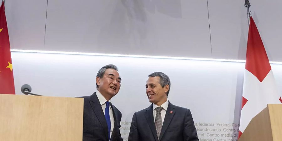 Lächeln mit dem Amtskollegen aus dem Land des Lächelns: Aussenminister Ignazio Cassis empfing seinen chinesischen Amtskollegen Wang Yi in Bern und lud zur Medienkonferenz.