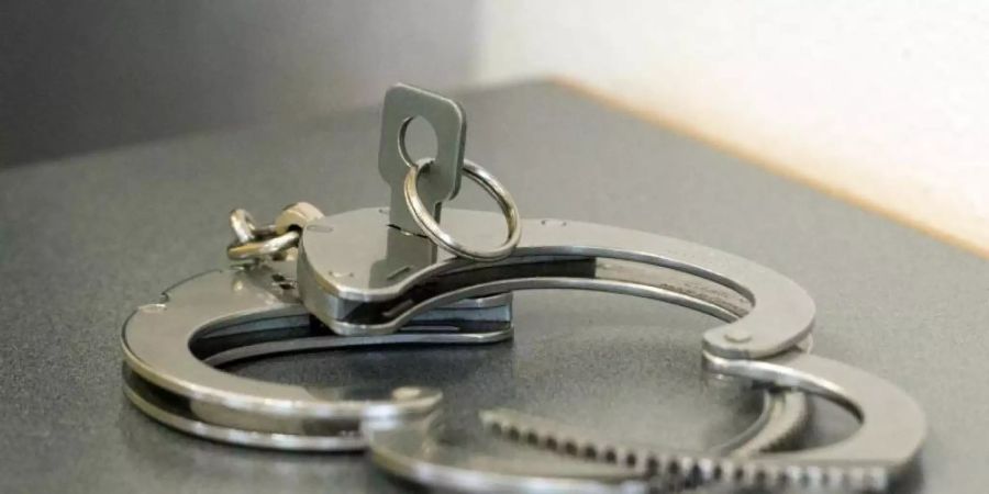 Der festgenommene 52-Jährige wird auch in Deutschland per Haftbefehl gesucht. (Symbolbild). Foto: Armin Weigel/dpa
