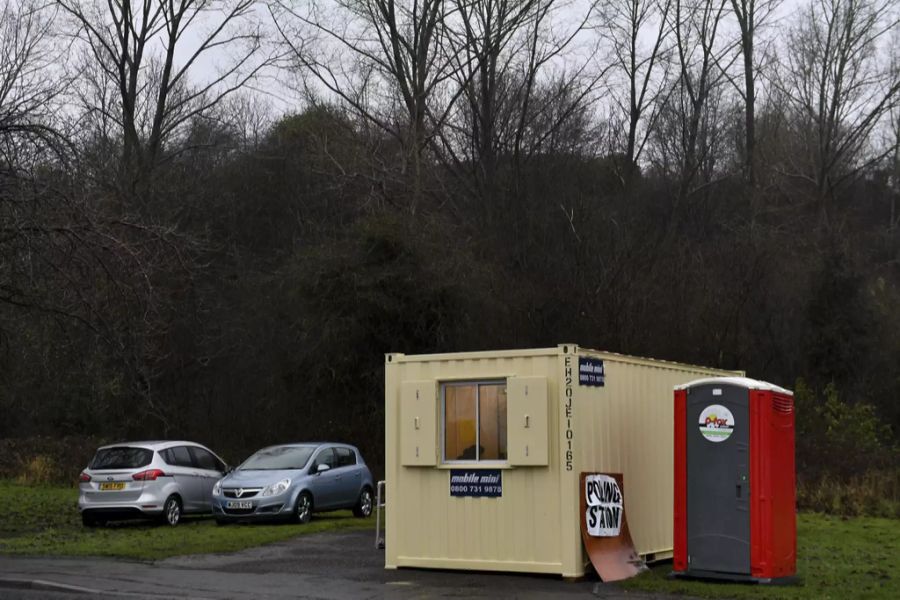 In Dudley wurde ein Wahllokal in einem Container eingerichtet.