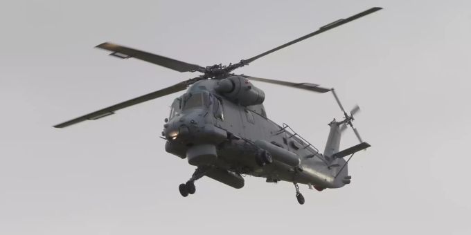 Ein Marinehubschrauber kehrt im Rahmen der Bergungsaktion der Opfer zum Whakatane Airport zurück. Vulkanausbruch auf neuseeländischer Insel