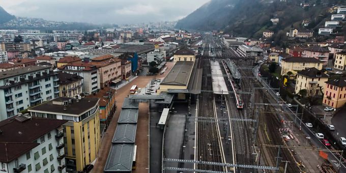 Blick auf den Bahnhof Bellinzona. Kurz nach dem Bahnhof beginnt der Ceneri-Basistunnel. ceneri-basistunnel