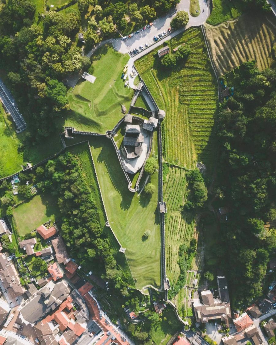 Die drei Burgen in Bellinzona gehören nicht nur zu den Hauptattraktionen des Tessins, sie sind einzigartig im Alpenraum. Die Befestigungsanlage gehört seit dem Jahr 2000 zum UNESCO-Weltkulturerbe.