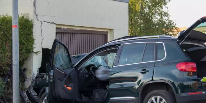 Ein beschädigter SUV steht nach einem Unfall vor einer Garage. Ein 79 Jahre alter Autofahrer hat eine Fussgängerin tödlich verletzt. Auch die 76-jährige Beifahrerin sei bei dem Unfall gestorben. Foto: Fabian Peikow/thueringen112.de Ein beschädigter SUV steht nach einem Unfall vor einer Garage. Ein 79 Jahre alter Autofahrer hat eine Fussgängerin tödlich verletzt. Auch die 76-jährige Beifahrerin sei bei dem Unfall gestorben. Foto: Fabian Peikow/thueringen112.de
