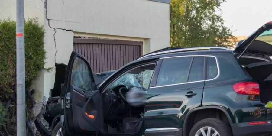 Ein beschädigter SUV steht nach einem Unfall vor einer Garage. Ein 79 Jahre alter Autofahrer hat eine Fussgängerin tödlich verletzt. Auch die 76-jährige Beifahrerin sei bei dem Unfall gestorben. Foto: Fabian Peikow/thueringen112.de