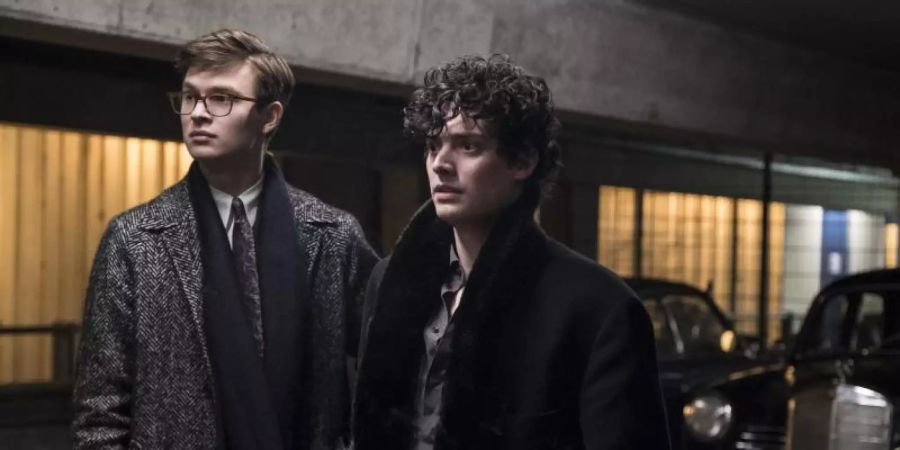Theo Decker (Ansel Elgort, l) ist ein junger Antiquitätenhändler, der bei einem Terroranschlag im New Yorker Metropolitan Museum seine Mutter verloren hat. Foto: Macall Polay/Warner Bros.