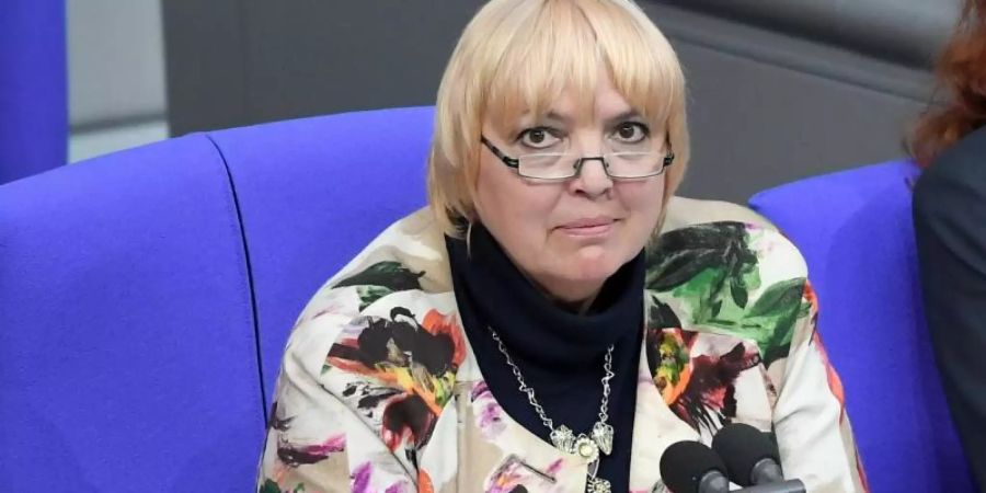 Bundestagsvizepräsidentin Claudia Roth ist mit dem Tode bedroht worden. Foto: Britta Pedersen/zb/dpa