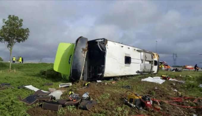 Ein umgekippter Flixbus an der Autoroute 1 in der Nähe von Amiens, Frankreich. Flixbus