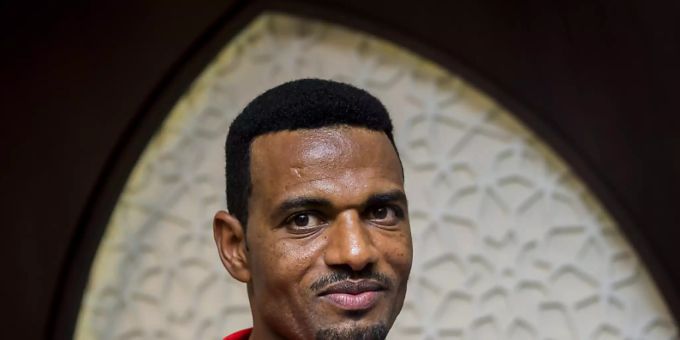 Der Schweizer Marathonläufer Tadesse Abraham posiert während einer Pressekonferenz in Doha Der Schweizer Marathonläufer Tadesse Abraham posiert während einer Pressekonferenz in Doha