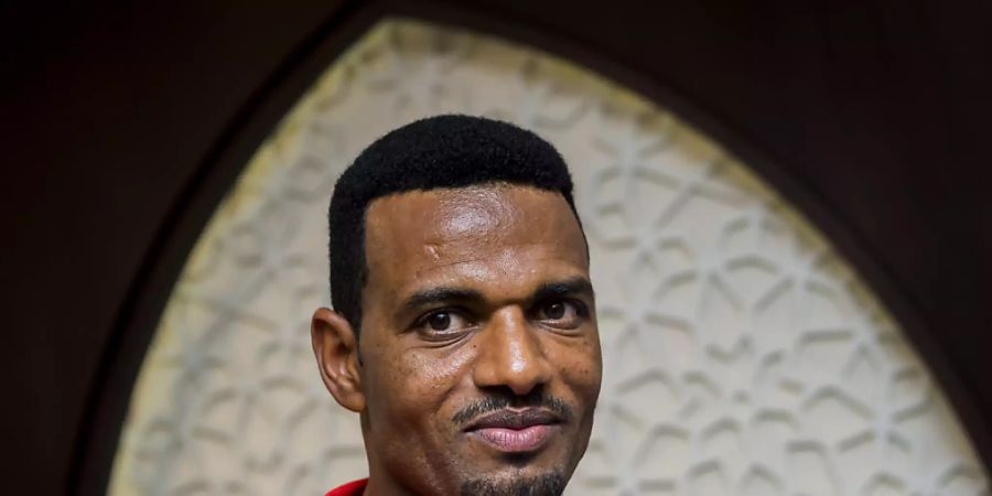 Der Schweizer Marathonläufer Tadesse Abraham posiert während einer Pressekonferenz in Doha