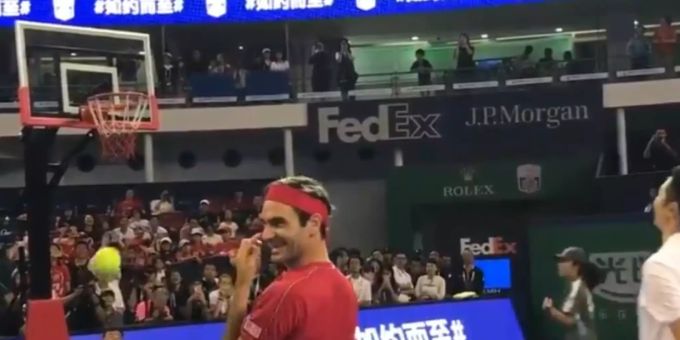 Roger Federer zeigt seine Treffsicherheit beim Basketball. Roger Federer