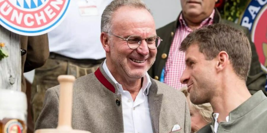 Auf dem Münchener Oktoberfest hatten Karl-Heinz Rummenigge (l) und Thomas Müller bereits wieder bessere Laune. Foto: Matthias Balk/dpa