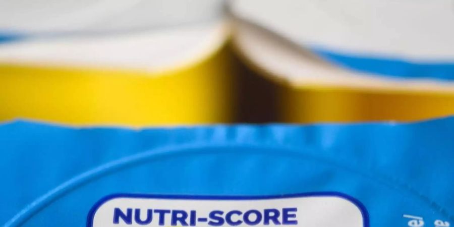 Auf einer Packung Joghurt ist der sogenannte «Nutri-Score» zu sehen. Foto: Christophe Gateau/dpa