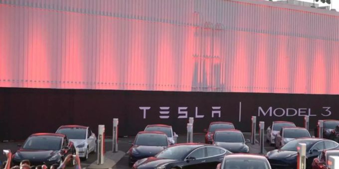 Erste Exemplare des günstigeren Tesla Model 3 auf dem Fabrikgelände in Fremont, Kalifornien. Schweizer Elektroautos
