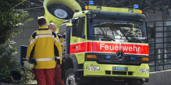Die Feuerwehr musste wegen eines Brandes in Zollikon ZH ausrücken. (Archivbild) feuerwehr zürich zollikon