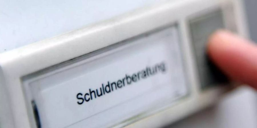 Ein Mann klingelt bei der Schuldner- und Insolvenzberatungsstelle des Deutschen Roten Kreuzes. Foto: Angelika Warmuth/dpa