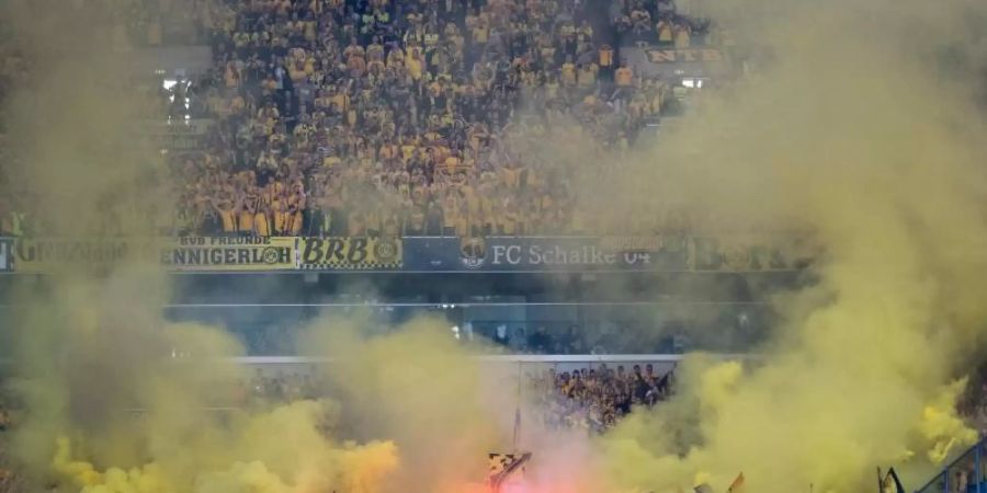 Im Dortmunder Fanblock brennen Feuerwerkskörper. Foto: Bernd Thissen/dpa