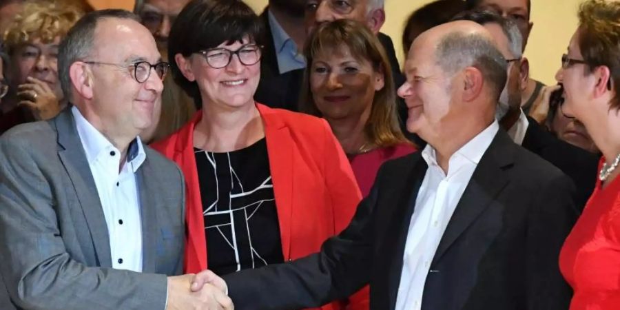 Die Kandidatenpaare Norbert Walter-Borjans (l) und Saskia Esken sowie Olaf Scholz und Klara Geywitz gratulieren einander zum Einzug in die Stichwahl. Foto: Bernd Von Jutrczenka/dpa