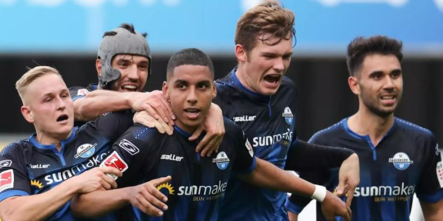 Paderborns Torschütze Abdelhamid Sabiri (M) feiert seinen Treffer zum 1:0 mit Pröger (l-r), Gjasula, Kilian und Holtmann. Foto: Friso Gentsch/dpa