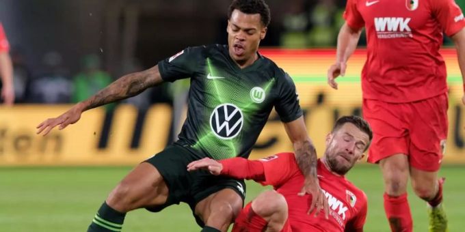Augsburgs Daniel Baier (r) führt einen Zweikampf gegen Wolfsburgs Lukas Nmecha. Foto: Peter Steffen/dpa Augsburgs Daniel Baier (r) führt einen Zweikampf gegen Wolfsburgs Lukas Nmecha. Foto: Peter Steffen/dpa