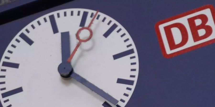 Anzeigetafel am Münchner Hauptbahnhof: In der Nacht auf Sonntag wurden die Uhren in Deutschland zurückgestellt, bei der Deutschen Bahn jedoch nicht überall. Foto: Andreas Gebert/dpa