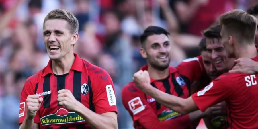 Nils Petersen (l) und der SC Freiburg sorgt in der Bundesliga für Furore. Foto: Patrick Seeger/dpa