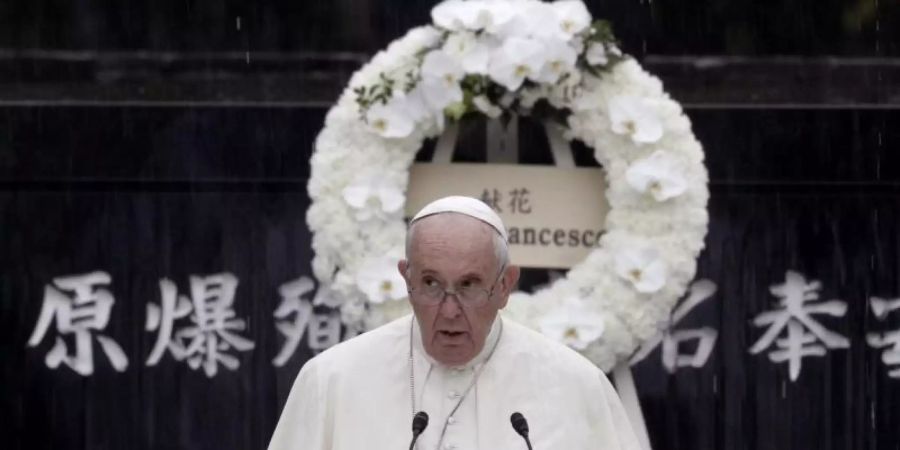 Papst Franziskus hält im Atomic Bomb Hypocenter Park in Nagasaki eine Rede. Foto: Gregorio Borgia/AP/dpa