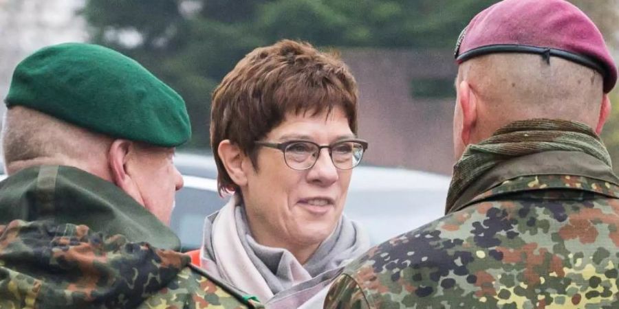 Verteidigungsministerin Kramp-Karrenbauer wird in der Graf-Werder-Kaserne in Saarlouis empfangen. Foto: Oliver Dietze/dpa