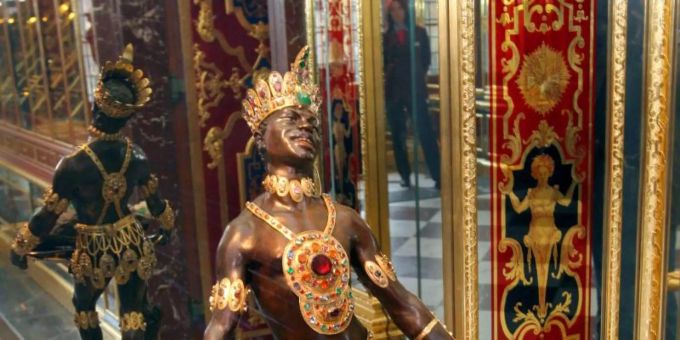 Der «Mohr mit Smaragdstufe», die 58 Zentimeter hohe Statue eines schwarzen jungen Mannes, geschaffen von Bildhauer Balthasar Permoser um 1723. Foto: Matthias Hiekel/dpa-Zentralbild/dpa Der «Mohr mit Smaragdstufe», die 58 Zentimeter hohe Statue eines schwarzen jungen Mannes, geschaffen von Bildhauer Balthasar Permoser um 1723. Foto: Matthias Hiekel/dpa-Zentralbild/dpa