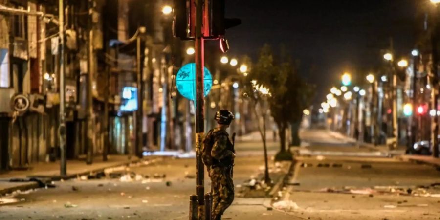 Ein Soldat bewacht eine Strasse in Bogotá