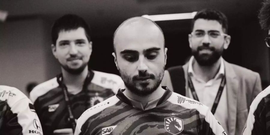 Der Deutsche Kuro «KuroKy» Salehi Takhasomi (Mitte) stand mit seiner Mannschaft im August noch im Finale der Dota-2-Weltmeisterschaft The International. Foto: Valve/dpa